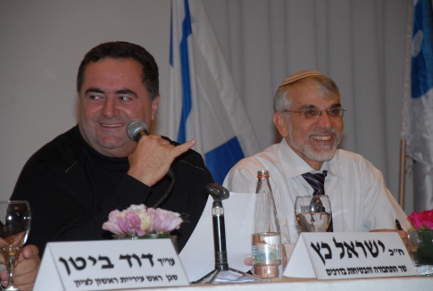 משמאל:שר התחבורה ישראל כץ, שר התחבורה ישראל כץ יחד עם אוריי בוסקילה יו"ר פורום הסגנים ומ"מ ראש העיר בת ים(צילום:לימור קארדי)